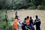 Giải cứu 10 người mắc kẹt trong rừng do lũ dữ ở Lâm Đồng