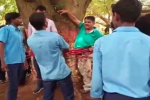 Học sinh trói thầy giáo vào gốc cây, đánh đập không thương tiếc để trả thù điểm kém