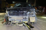 Xe Range Rover nát phần đầu sau khi gây tai nạn liên hoàn ở Phnom Penh