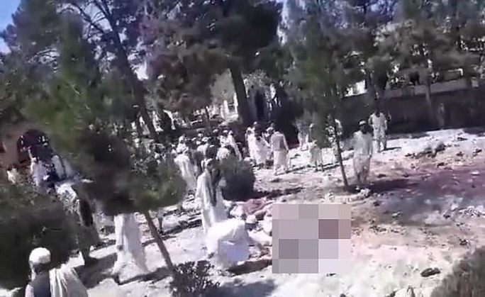 Giáo sĩ chặt đầu của Taliban chết trong vụ đánh bom nhà thờ - Ảnh 1.