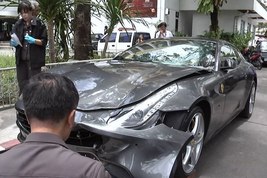 Ảnh được chụp từ video được quay vào ngày 3/9/2012 cho thấy cảnh sát đang xem xét chiếc xe gây tai nạn của Vorayuth Yoovidhya. Ảnh: AFP.