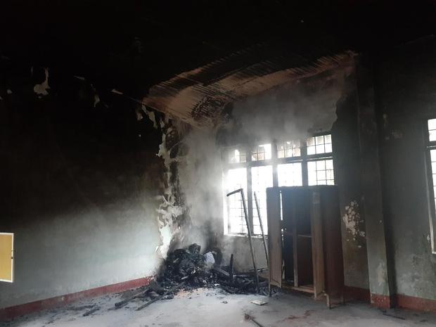 Trường học ở Kon Tum bị sét đánh bốc cháy trước khai giảng - Ảnh 1.