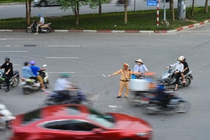 'Đau đầu' cảnh xe máy chạy bất chấp luật lệ, ngang nhiên vi phạm ngay trước mặt CSGT ở Hà Nội