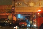 Vụ cháy quán karaoke: Các xe đưa thi thể nạn nhân ra khỏi hiện trường