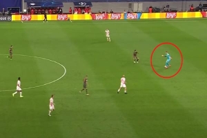 Thủ môn Leipzig mắc sai lầm khi lên gần giữa sân chơi bóng