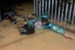 Hà Nội: Ngập lụt nghiêm trọng do mưa lũ... di dời 204 hộ dân