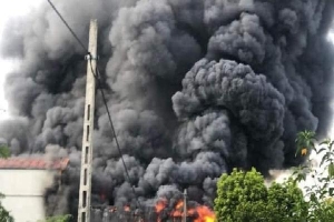 Xưởng chăn ga gối đệm bất ngờ bốc cháy dữ dội, 3 người bị thương