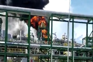 Khói ngùn ngụt, lửa bốc cao tại dự án hóa dầu Long Sơn