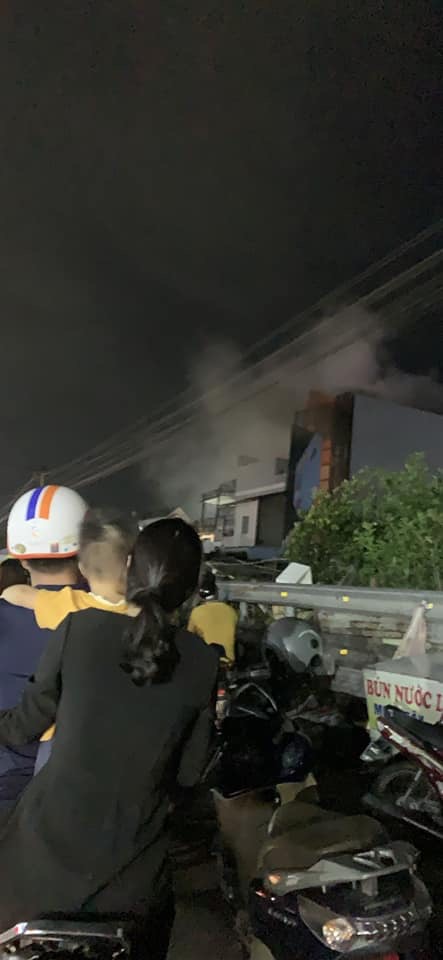 NÓNG:Cháy khói bốc ngùn ngụt tại quán karaoke ở Đồng Nai - Ảnh 3.
