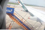 Xe thang va chạm với máy bay tại Nội Bài