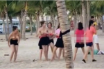 Video nhóm nữ du khách cởi áo chơi teambuilding từ năm 2020