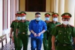 Cảnh sát áp giải Nhâm Hoàng Khang đến tòa