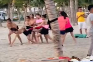 Nhóm phụ nữ cởi áo chơi team building trên bãi biển Hạ Long: Tình tiết mới khi nhân vật trong ảnh lên tiếng