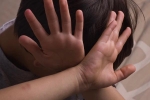 Cựu cảnh sát Hong Kong ép con trai xem phim khiêu dâm