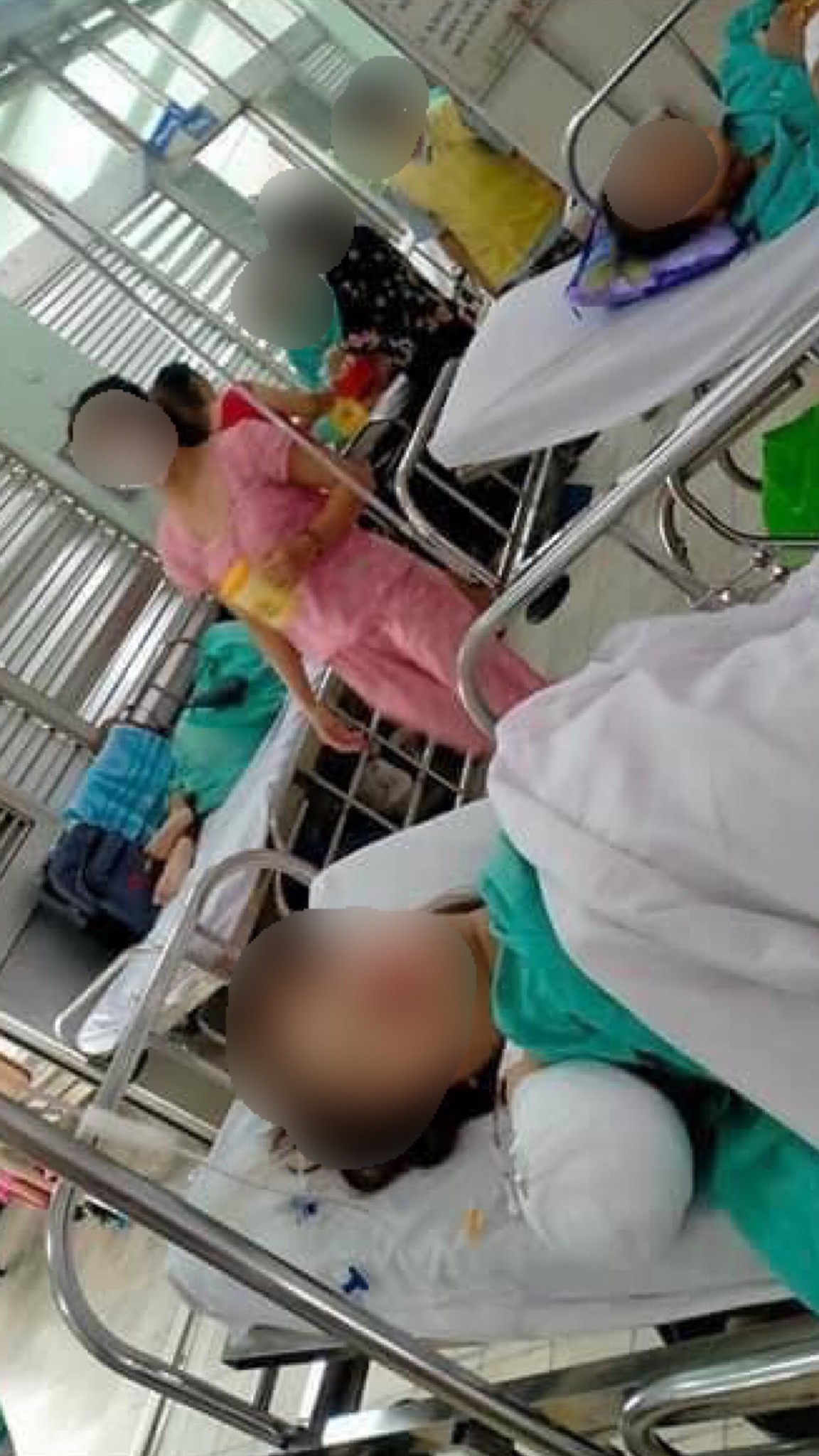 Nạn nhân hiện đã qua cơn nguy kịch, tạm ổn định sức khoẻ và đang điều trị tại Bệnh viện Chợ Rẫy (TP.HCM) chờ phẫu thuật.
