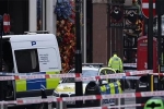 Hai cảnh sát bị đâm tại London