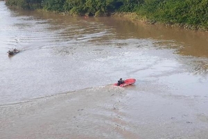Vụ nam sinh lớp 11 nghi nhảy sông Lam tự tử: Tìm thấy thi thể, cách cầu Dùng 20km