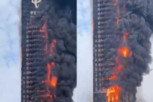 Tòa nhà chọc trời của China Telecom bốc cháy dữ dội