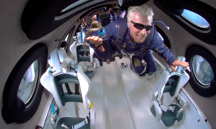 Tỉ phú Richard Branson trải nghiệm trạng thái không trọng lượng trong chuyến bay thành công lên rìa vũ trụ, ngày 11.7.2021. Công ty Virgin Galactic của tỉ phú Branson đã mở bán vé du lịch vũ trụ với mức giá 450.000 USD. Ảnh: Virgin Galactic