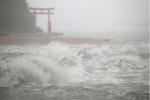 Siêu bão Nanmadol xuyên thẳng vào Nhật Bản