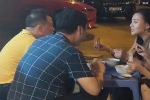 Phương Oanh - Shark Bình ngồi ăn quán lề đường, các con doanh nhân Đào Lan Hương xấu hổ với bạn bè