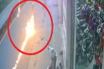 Clip: Xe máy đang di chuyển bất ngờ bốc cháy dữ dội, cô gái vội nhảy xuống thoát thân