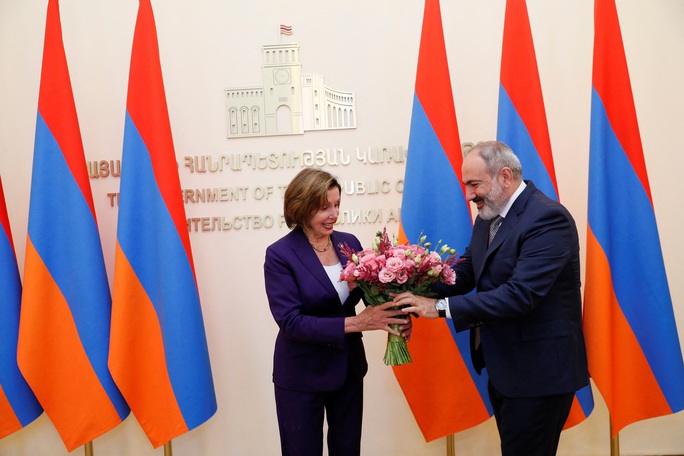 Chủ tịch Hạ viện Mỹ Nanacy Pelosi nhận hoa từ Thủ tướng Armenia Nikol Pashinyan hôm 18/9. Ảnh: Reuters.