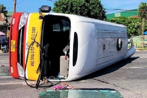Xe buýt lật nghiêng sau tai nạn, nhiều người bị thương