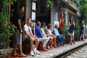 Phố cafe đường tàu ở Hà Nội đóng cửa: Cấm nơi này, du khách tràn nơi khác