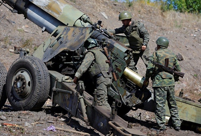 Lực lượng ly khai ở Donetsk khai hỏa pháo. Ảnh: Reuters.