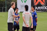 HLV Mano Polking nói chuyện riêng với Chanathip, tuyển Thái Lan có thay đổi lớn trước thềm AFF Cup?