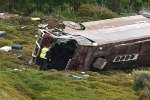 Australia: Xe buýt chở 27 nữ sinh lật nhào sau khi đâm xe tải