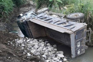 Nhà máy nước sông Đà ngừng cấp nước sạch vì sự cố rò rỉ dầu