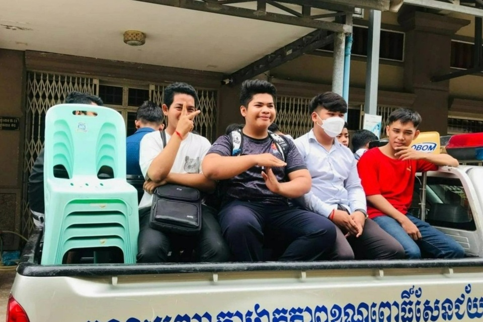 Nghi phạm bị bắt tại tụ điểm đánh bạc trực tuyến hôm 22/9. Ảnh: Khmer Times