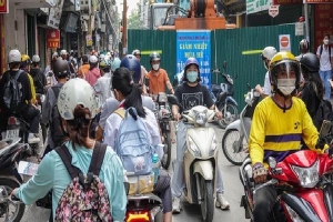 Hà Nội: 'Lô cốt' án ngữ giữa đường khiến người dân khổ sở di chuyển
