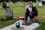 43 năm đều đặn thăm mộ cha đã khuất, người phụ nữ đau đớn khi phát hiện mình đã nhầm mộ