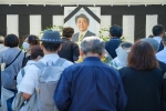 Dòng người đặt hoa tưởng niệm cựu Thủ tướng Abe trước lễ quốc tang
