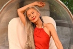 Người mẫu 71 tuổi gây sốt với vẻ đẹp 'thách thức' sự lão hóa, tiết lộ bí quyết giữ gìn nhan sắc