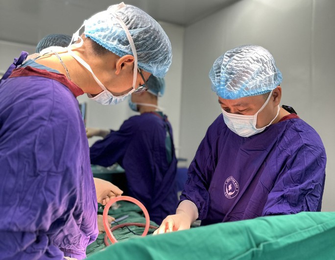 Bác sĩ xử lý tổn thương cho bệnh nhân tiêm filler nâng ngực