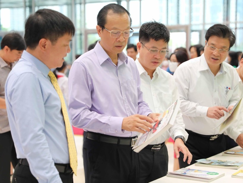 Thứ trưởng Nguyễn Hữu Độ, Thứ trưởng Phạm Ngọc Thưởng cùng các đại biểu tại trưng bày sách giáo khoa giáo dục phổ thông.