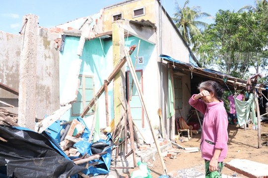 Xót xa gia cảnh người phụ nữ ở Quảng Nam bị sập nhà do bão số 4 - Ảnh 2.