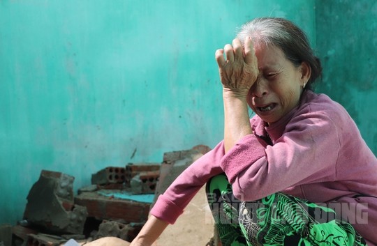 Xót xa gia cảnh người phụ nữ ở Quảng Nam bị sập nhà do bão số 4 - Ảnh 6.