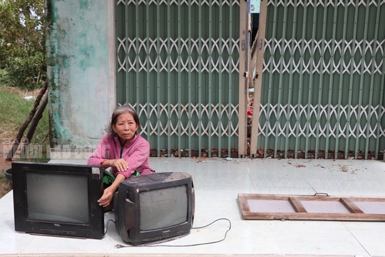Xót xa gia cảnh người phụ nữ ở Quảng Nam bị sập nhà do bão số 4 - Ảnh 11.