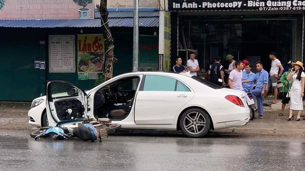 Camera vụ xe Wave tông gãy cửa Mercedes S400 ở Thái Nguyên - Ảnh 2.