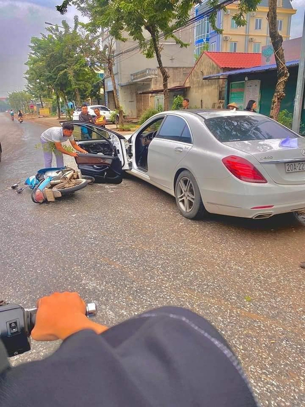Camera vụ xe Wave tông gãy cửa Mercedes S400 ở Thái Nguyên - Ảnh 3.