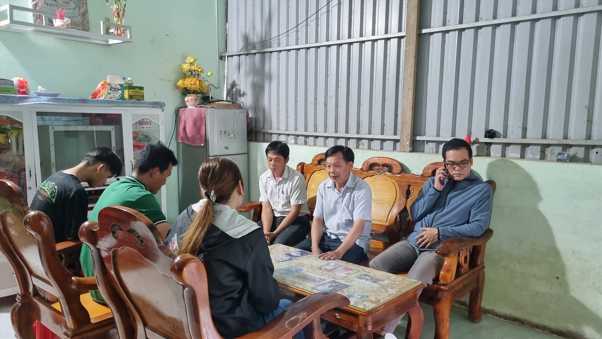 Phòng LĐTBXH thị xã Vĩnh Châu và lãnh đạo xã Hòa Đông đến thăm hỏi, động viên gia đình 2 thiếu niên bị đánh. Ảnh: Văn Sỹ