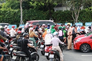 Cấm lưu thông qua cầu Nguyễn Hữu Cảnh bị võng, giao thông đang rối