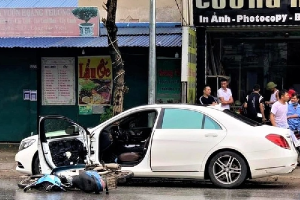 Xe Wave tông gãy cửa Mercedes S400 ở Thái Nguyên: Ai bồi thường?