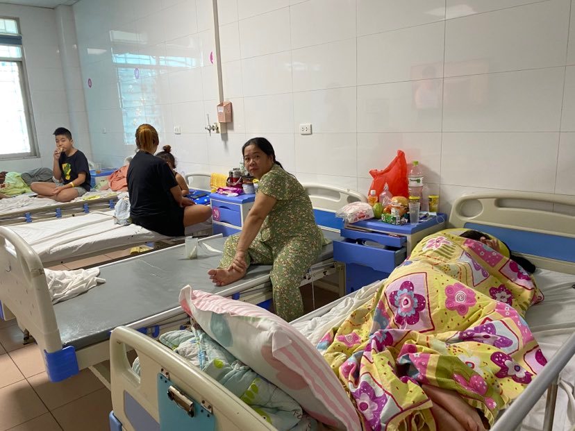 Trẻ mắc sốt xuất huyết nhập viện điều trị tại Bệnh viện Thanh Nhàn. 