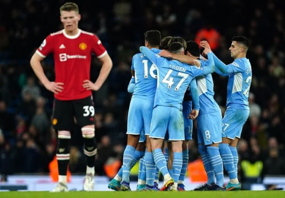 Mùa giải năm ngoái, Man City khiến MU phải 2 lần ôm hận ở Ngoại hạng Anh. Ảnh: AFP.